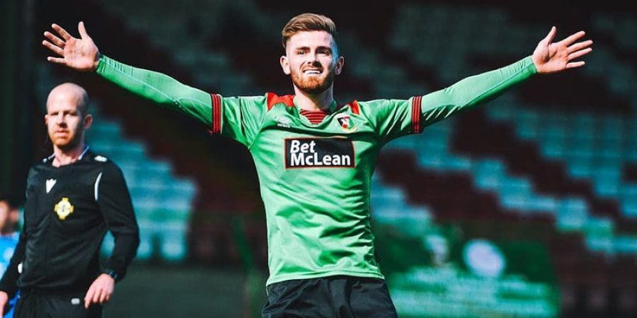 أدرك الكرة وقفز اليها برأسه وحولها الى هدف من الأجمل