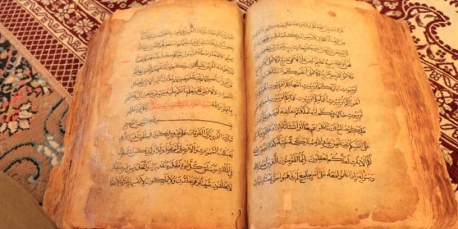 آيات المصحف كتبت بالحبر الأسود، بينما استخدم اللون الأحمر لترقيم السور فيه (الجزيرة)