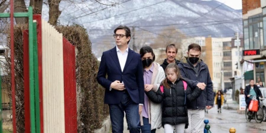 رئيس مقدونيا مع الطفلة