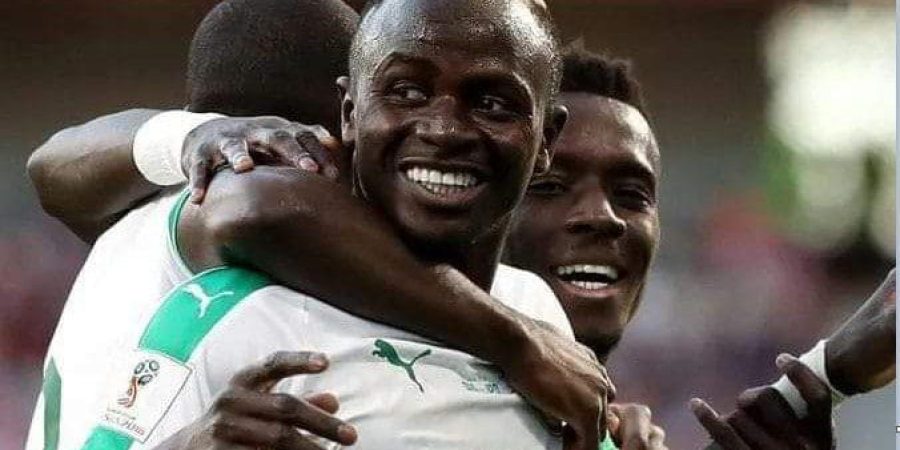 ساديو ماني يحتفل مه زملائه بهدف الفوز
