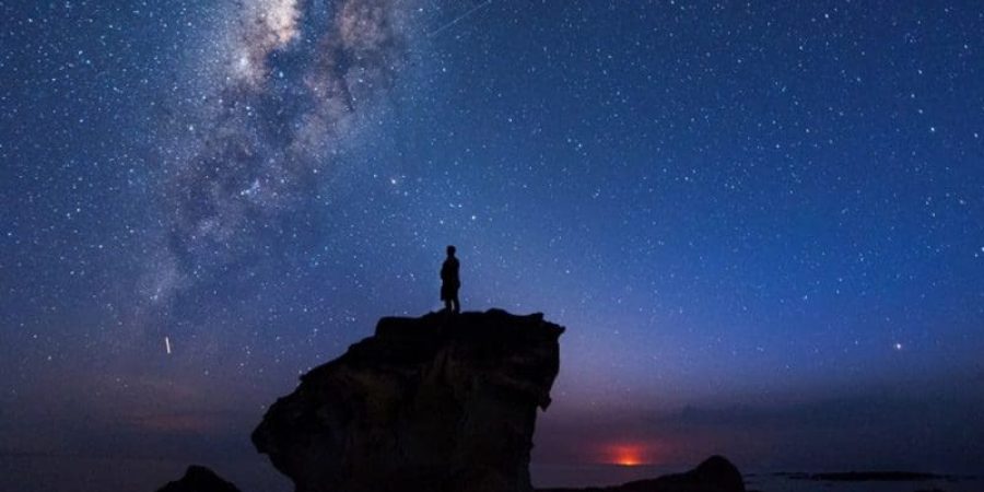 بما أن ليالي الشتاء أطول من ليالي الصيف فمن الممكن رؤية جزء كبير من مجرة درب التبانة (غيتي)