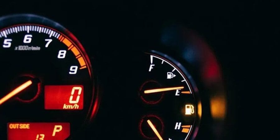 رحلتك اليومية.. 5 طرق لتقليل استهلاك الوقود أثناء القيادة