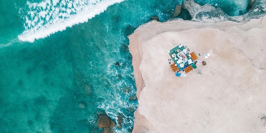 ولاية الدقم جرف مطل على الأمواج في ولاية الدقم