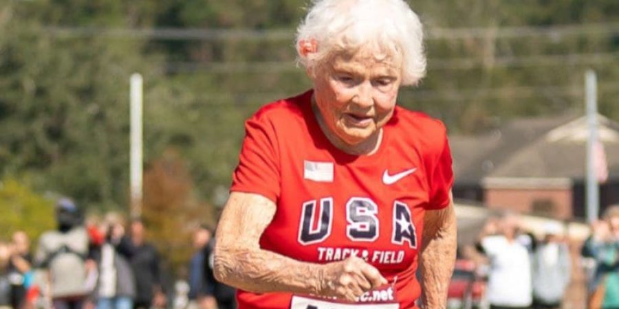 الملقبة بـ"الإعصار" أول امرأة في هذا العمر تقطع هذه المسافة بزمن قدره 1:02:95.