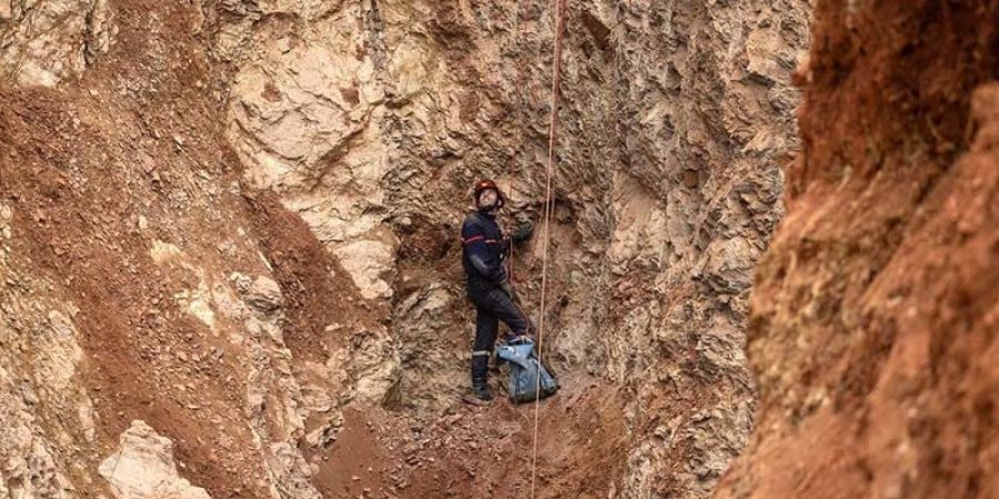 من موقع البئر التي علق فيها ريان (فرانس برس)