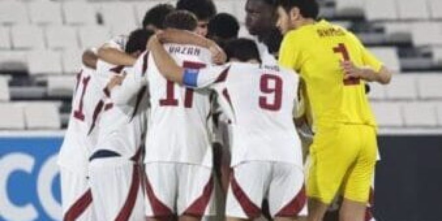 لاعبي قطر قبل بداية المباراة
