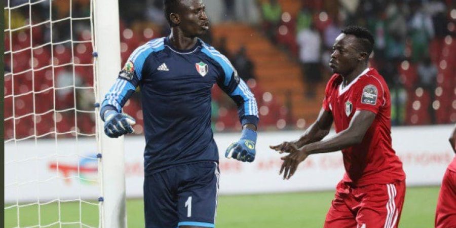 فرحة حارس السودان بعد تصديه لركلة الجزاء