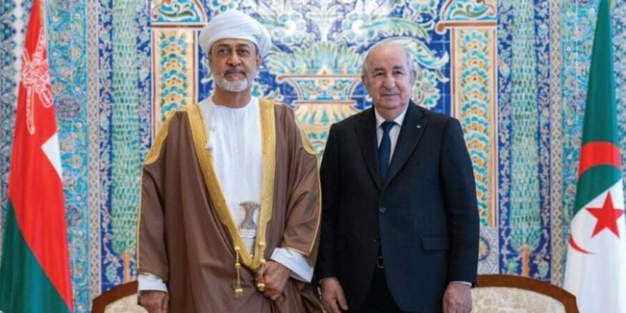 جلالة السلطان والرئيس الجزائري يشهدان التوقيع