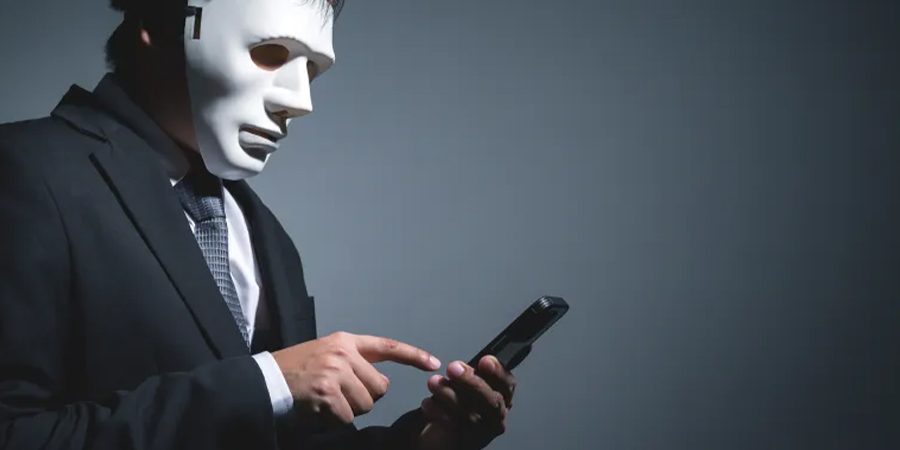 تتبع المكالمات عبر الإنترنت يمكن أن يتم حتى وإن كانت مشفرة بشكل ثنائي الأطراف (شترستوك)