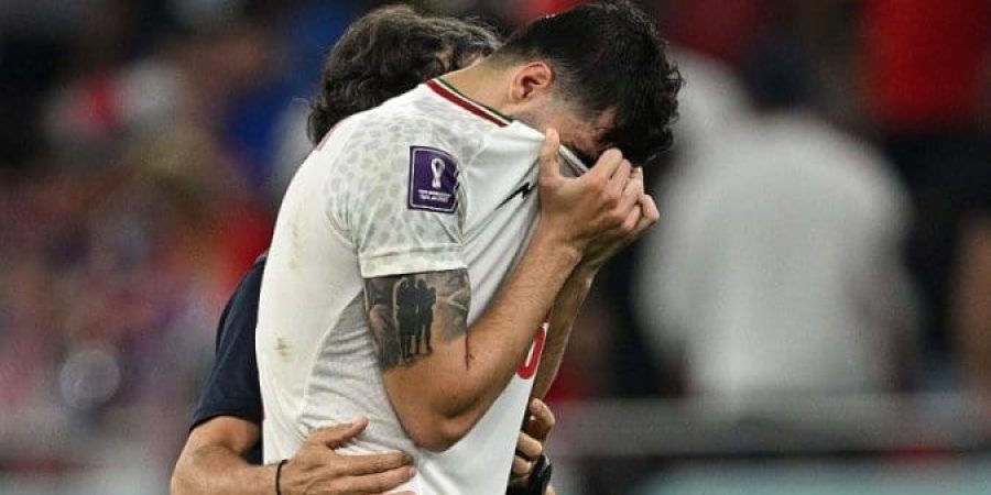 حزن لاعب إيران بعد الخسارة