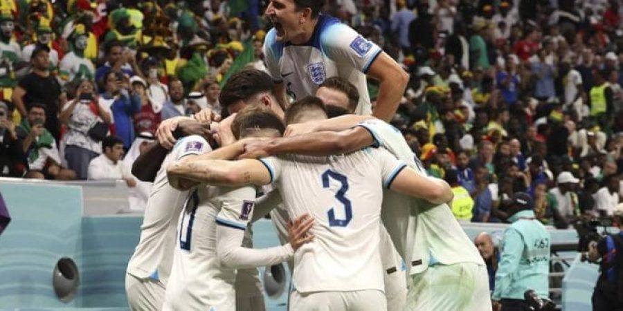 فرحة الإنجليز بالثلاثية