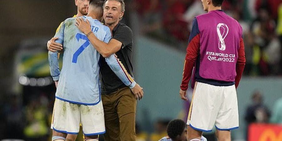 لويس إنريكي يواسي لاعبيه