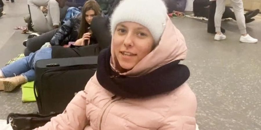 فتاة أوكرانية تردد أغنية تقول "هناك سوف تحرق النار من أجل الحق في العيش بحرية" (مواقع التواصل)