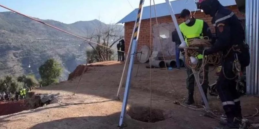 رجال الإنقاذ يقفون بالقرب من حفرة البئر التي سقط فيها ريان في مدينة شفشاون الواقعة على التلال الشمالية.