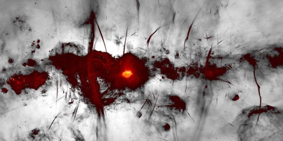 منظر مذهل لمجرة درب التبانة يكشف عن أشكال غامضة تتدلى في الفضاء