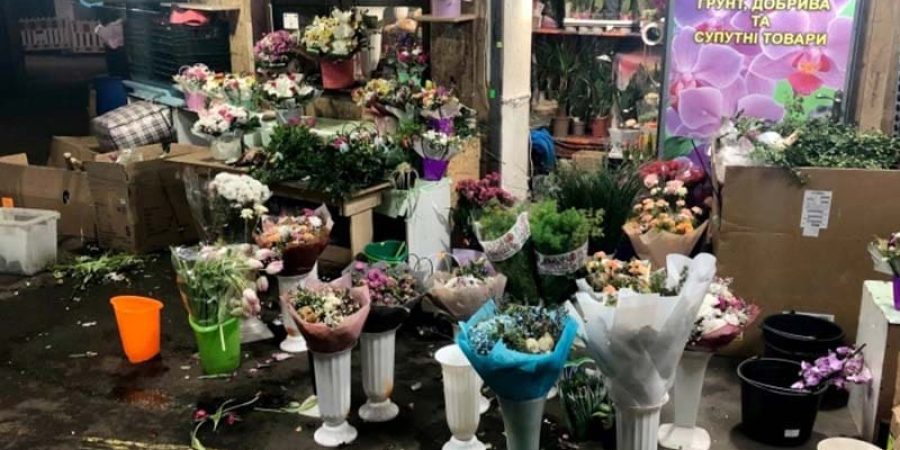 مزهريات على قارعة الطريق قبالة أبواب المتجر الوحيد المفتوح في كييف (مواقع التواصل)