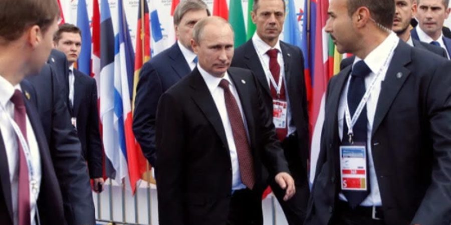 لا يبردون ولا يتعرقون.. حراس بوتين يراقبون حتى أنفاسه