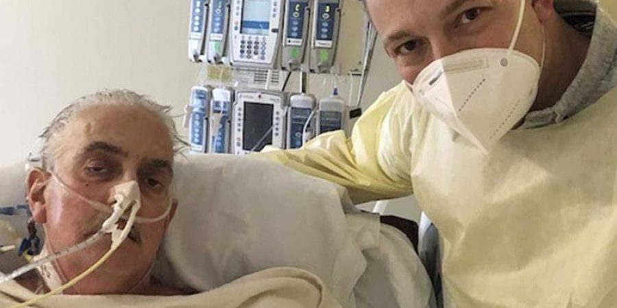 المريض ديفيد بينيت (على اليسار) والجراح الدكتور بارتلي غريفيث (أرشيفية من فرانس برس)