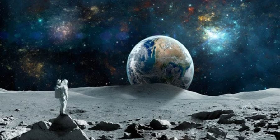 جمع رواد الفضاء العينة من سطح القمر في عام 1972 (غيتي)