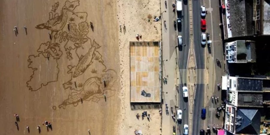 منظر جوي لرسم رملي ضخم على شاطئ ساوث باي، أنشأه فريق "ساند إن يور آيز"