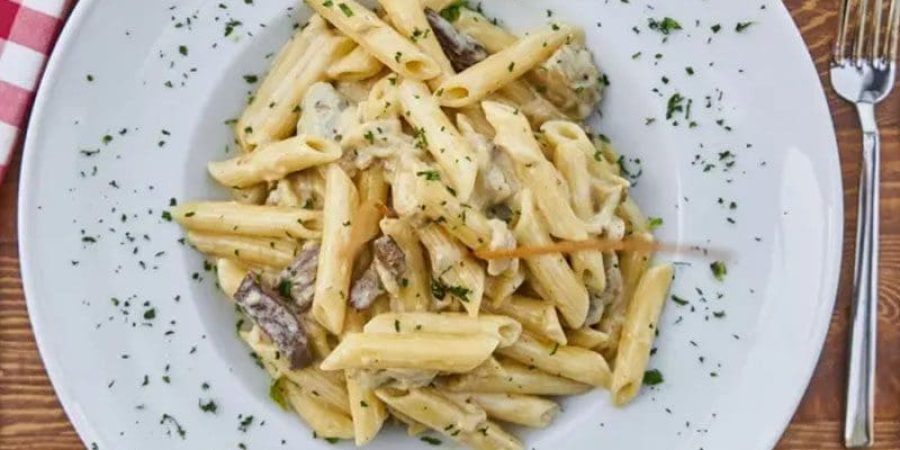 تناول المعكرونة كجزء من نظام غذائي منخفض على مؤشر نسبة السكر في الدم قد يجعلك تشعر بالشبع (بيكسلز)