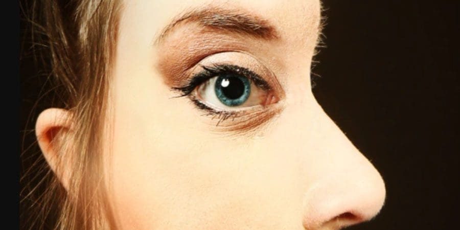 انتشرت خدعة بصرية تدعي أن الطريقة التي ترى بها وجه المرأة في هذه الصورة