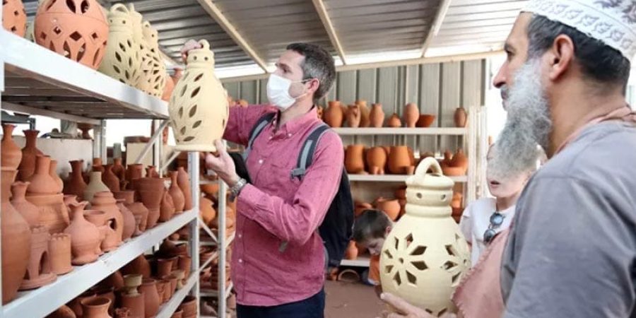 الفخار مدخل جامعة تشارلز في العاصمة التشيكية براغ (الجزيرة)