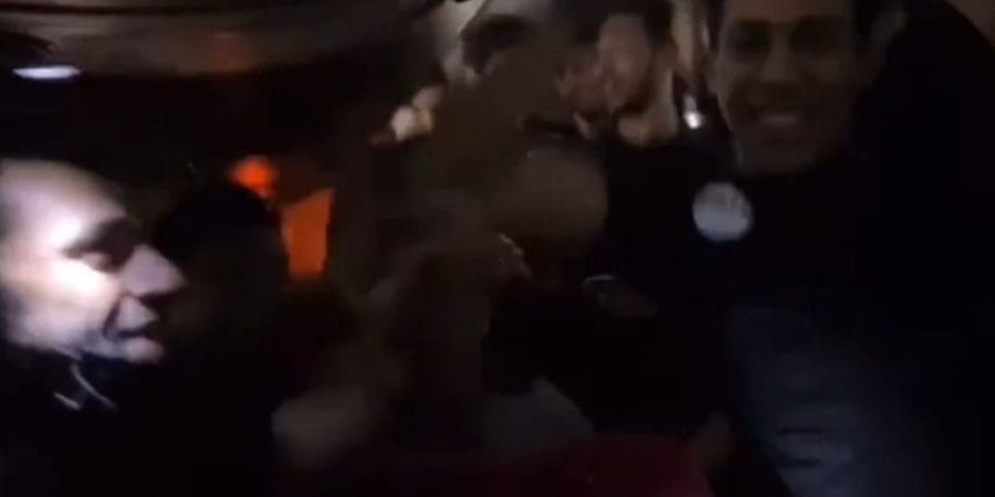 محمد صلاح يحتفل مع زملائه بالغناء داخل الباص