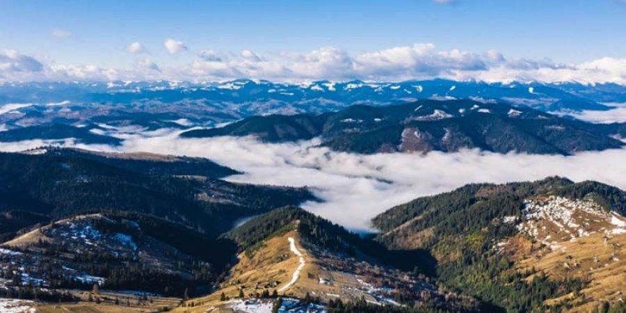 ثلوج على أحد جبال أوكرانيا في محمية كارباثيان الطبيعية (مواقع التواصل)