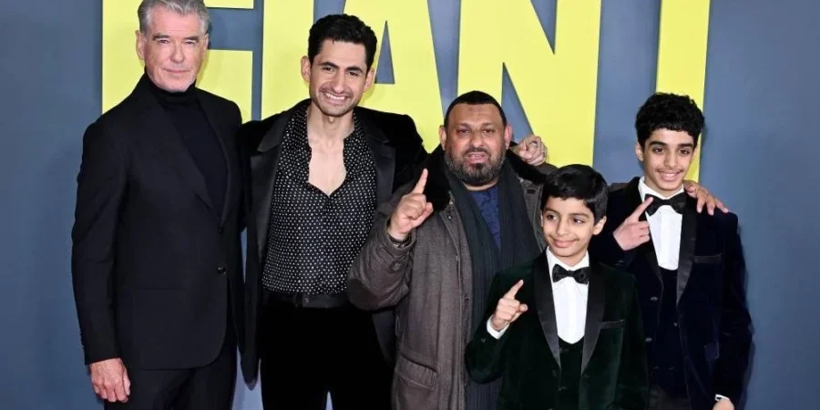 الملاكم السابق نسيم حميد (وسط)