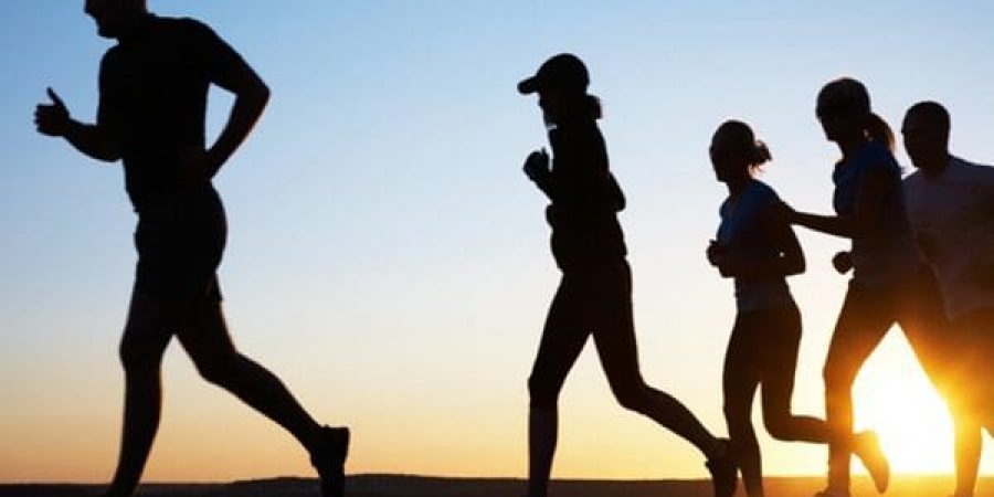 المشي للخلف.. فوائد صحية عظيمة تفوق السير للأمام