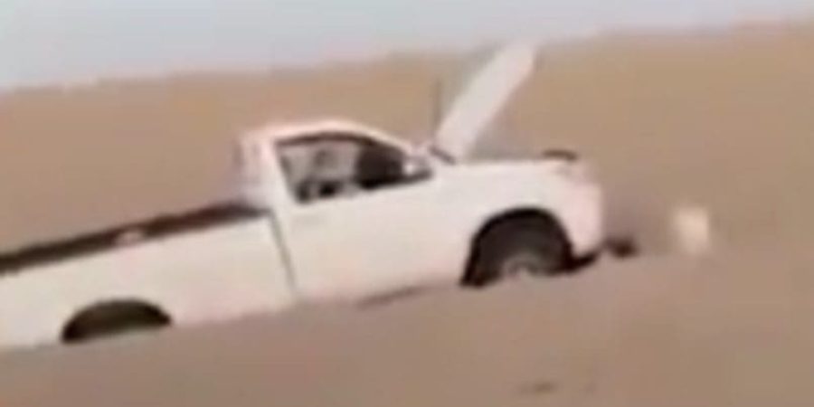 سيارة الشبان معطلة في الصحراء