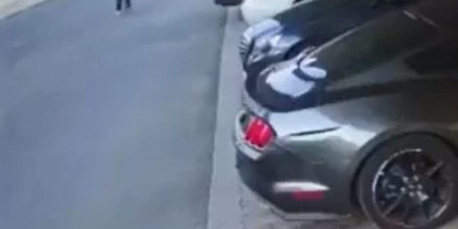 فيديو مروع لحادث دهس بإحدى الدول الخليجية.