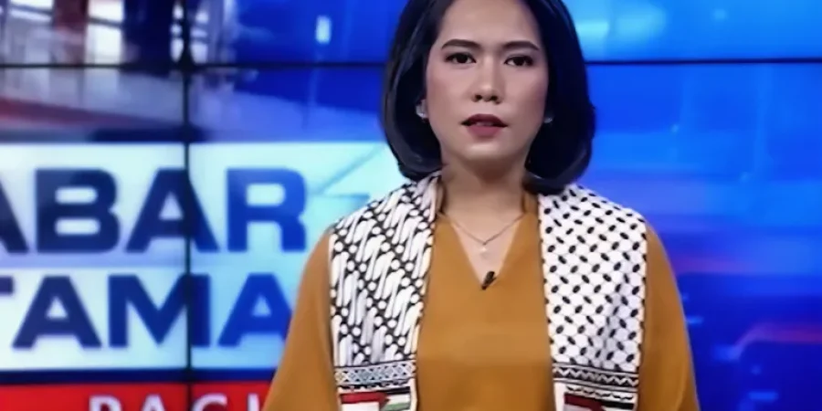 المذيعة الإندونيسية بوتري ويندا ساري انهارت باكية أثناء قراءة خبر عن الأطفال الخدج في غزة (مواقع التواصل)