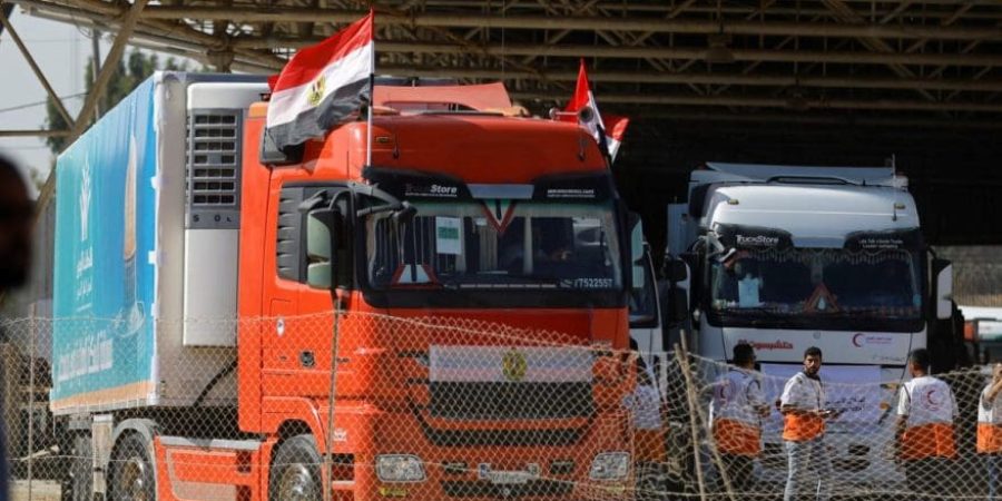دخول شاحنة إغاثة إلى مصر من معبر رفح الحدودي مع مصر - رويترز