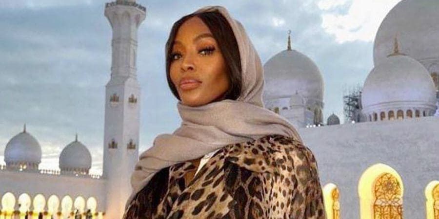 ناعومي كامبل بـ"الحجاب" داخل مسجد في الإمارات.