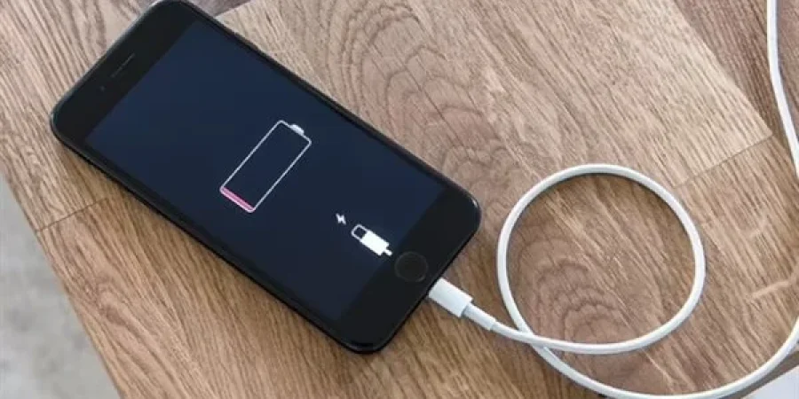 عادة قاتلة للبطارية.. آبل تحذر من شحن الآيفون بهذه الطريقة