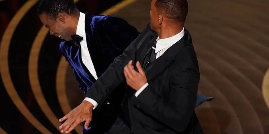 ويل سميث يصفع كريس روك خلال حفل الأوسكار (أسوشييتد برس)
