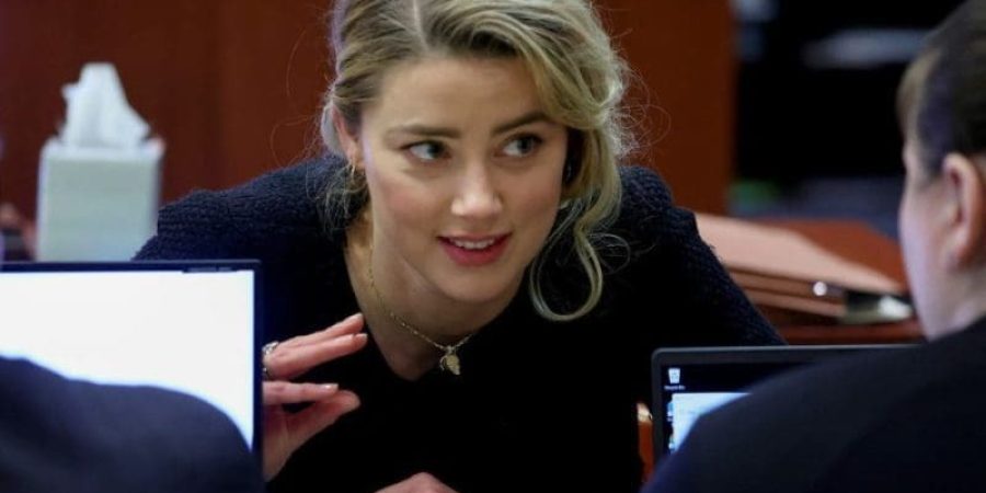 آمبر هيرد أمام هيئة المحلفين في المحكمة - رويترز