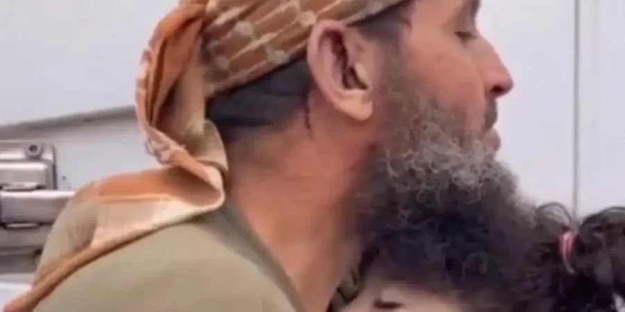 من فيديو الجد معانقاً حفيدته