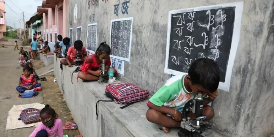 فصل دراسي في الهواء الطلق بعد إغلاق المدارس بسبب "كوفيد-19".