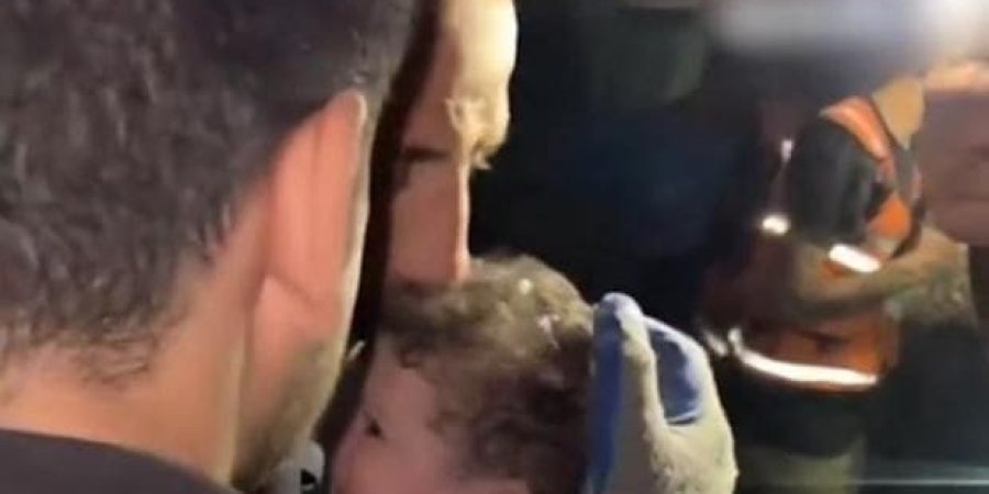 إخراج رضيعة حية من بين الأنقاض في غزة