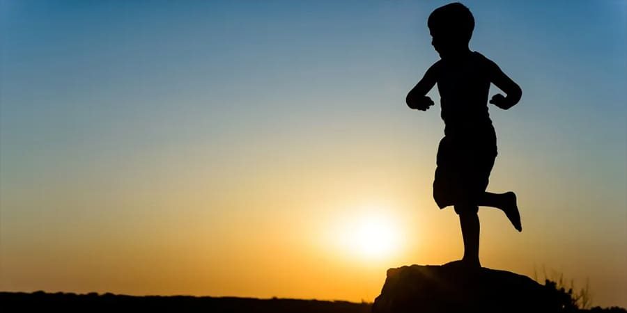 وقوف الطفل على قدم واحدة، المصدر: الجزيرة