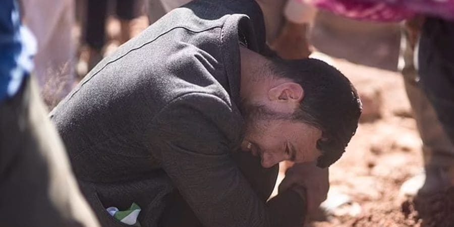 أفضل مكان للاحتماء عندما يقع الزلزال وأنت داخل بيتك أو عملك هو تحت الطاولة