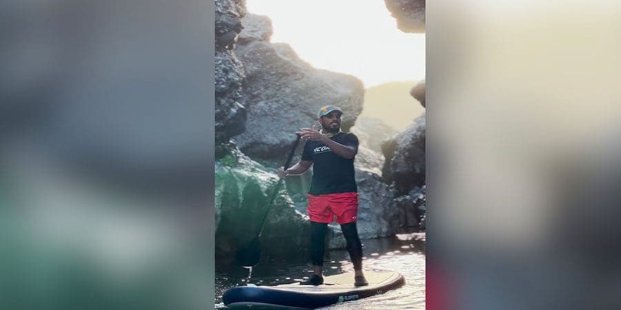 مغامر يُجدف بقاربه بممر مائي أرشيفية