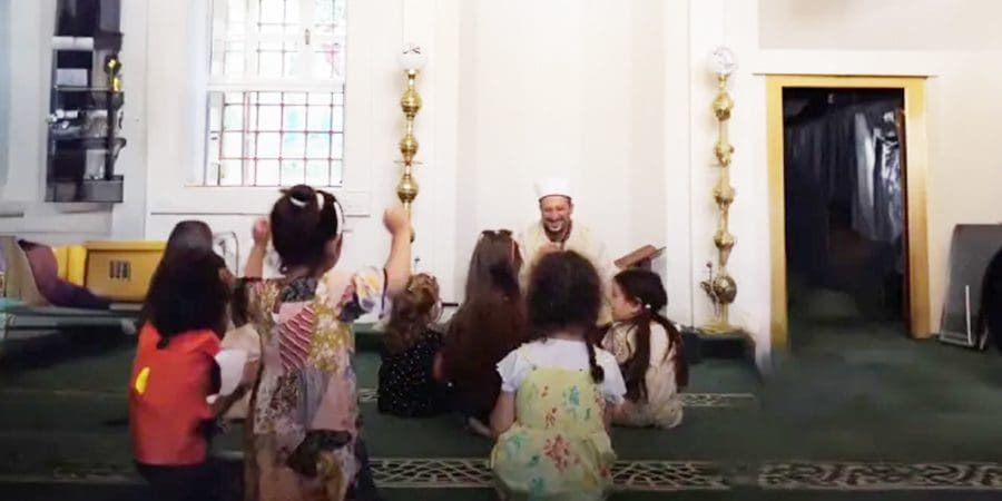 إمام مسجد واني كوي للأطفال: كلما لعبتم ومرحتم هنا ازداد هذا المسجد سعادة وبهجة (مواقع التواصل)