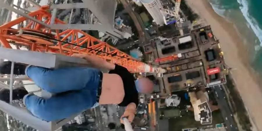 أحد الشبان الثلاثة وهو يتدلى من الرافعة