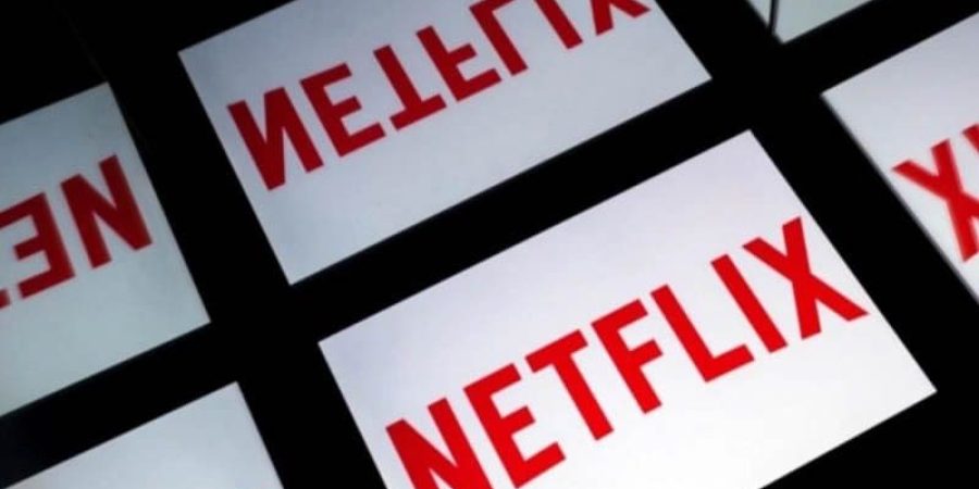 نتفليكس قررت إجراء تغييرات على الميزات التي تتيح مشاركة الحسابات خارج الأسرة (مواقع التواصل)