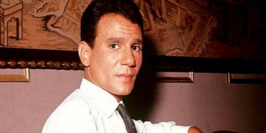صورة العندليب واقفا أمام قبره