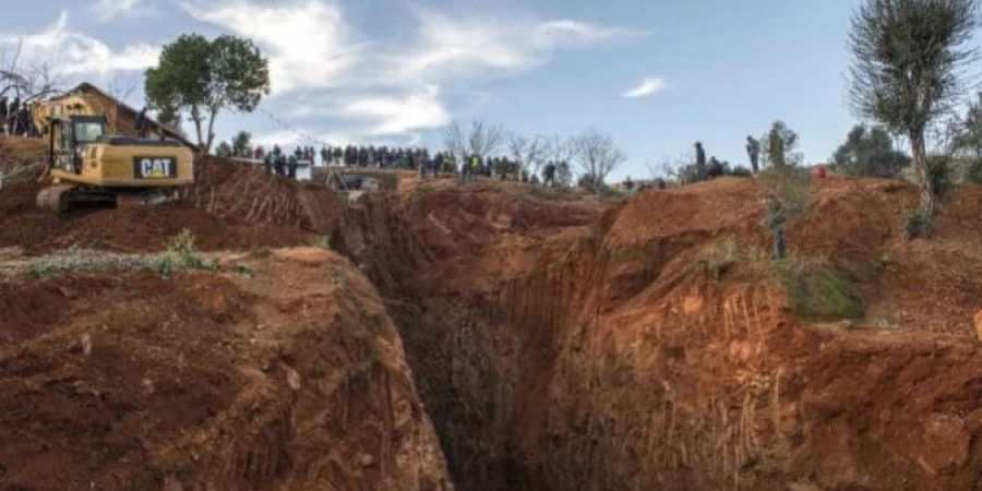 فريق الإنقاذ بدأ الحفر الأفقي بعد أن وصل إلى عمق 32 مترا (أسوشيتد برس)